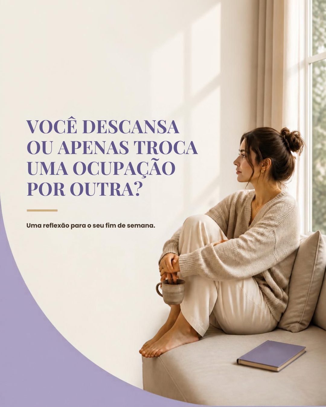 Mulher sentada num sofá perto da janela, segurando uma xícara, olhando pensativa para fora.