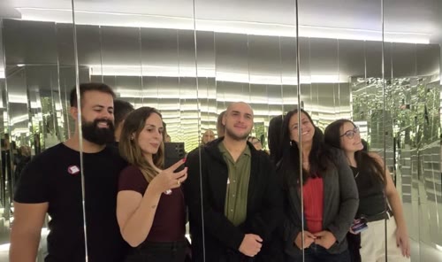 Júlia com um grupo de amigos